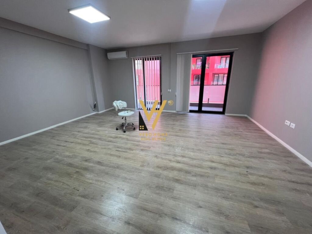 JEPET ZYRE 133 M2 ME QIRA TE FARMACIA 10, RRUGA E DIBRES 920 EURO