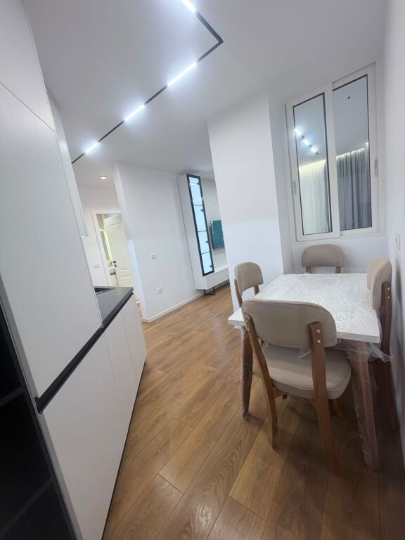 Jepet apartament me qera 1+1 i mobiluar tek 21 Dhjetori Hotel Mondial