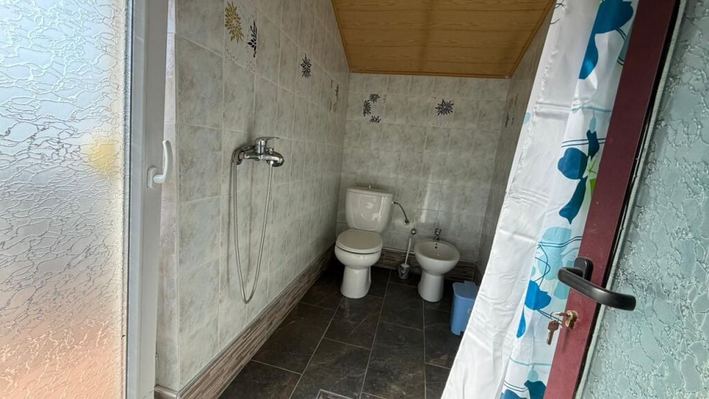 Vilë 3-katëshe per shitje pranë Liqenit të Farkës