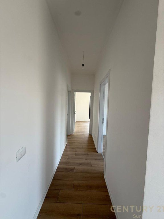 JEPET ME QIRA APARTAMENT PER ZYRE 3+1+2+2 POSTE PARKIMI TEK RRUGA E BARRIKADAVE !