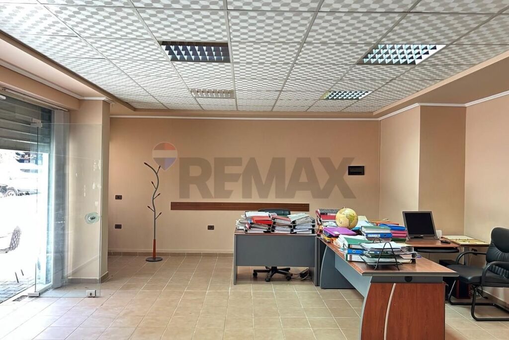 Ufficio in vendita al piano terra a Komuna e Parisit!