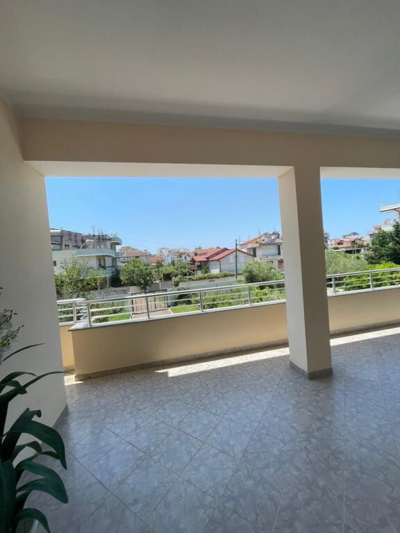 Villa su 3 piani 2+1+2 In Affitto sulla Spiaggia Ferroviaria, Durrës