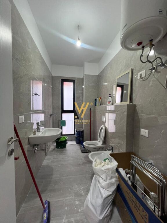 JEPET ZYRE 133 M2 ME QIRA TE FARMACIA 10, RRUGA E DIBRES 920 EURO