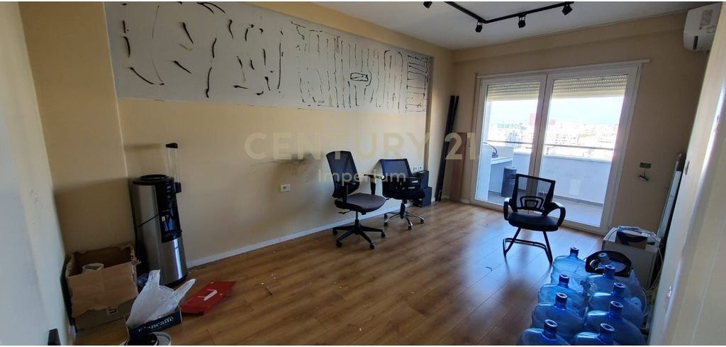 Office Apartment for Rent in the Commune of Paris – 4 Work Spaces!