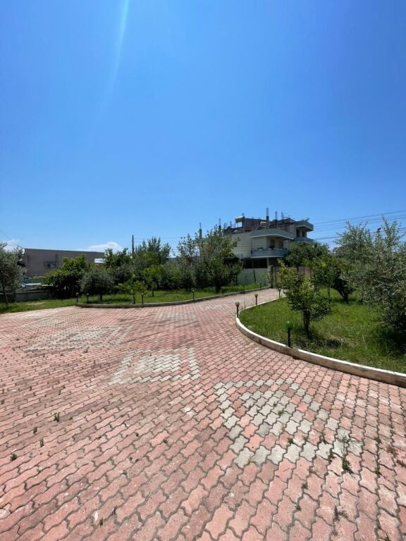Villa su 3 piani 2+1+2 In Affitto sulla Spiaggia Ferroviaria, Durrës