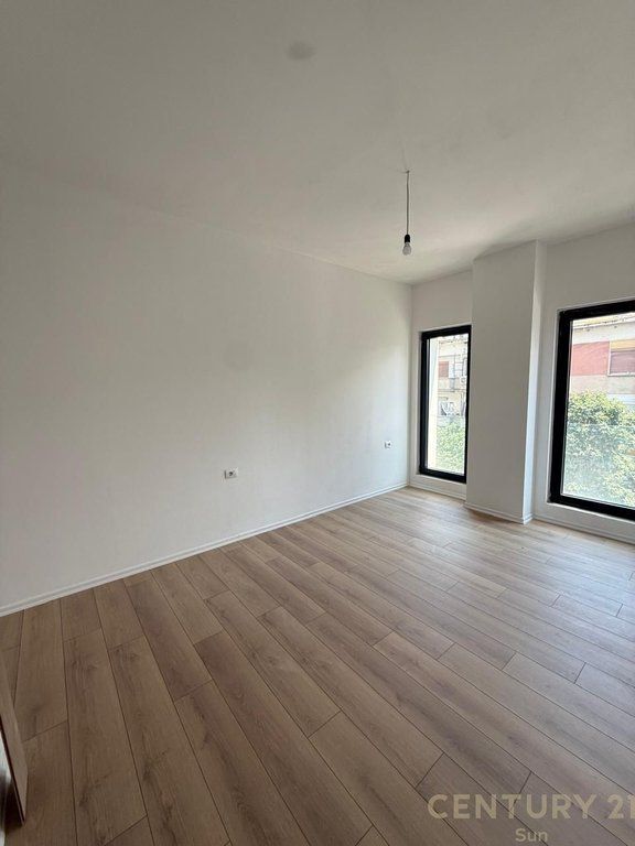 JEPET ME QIRA APARTAMENT PER ZYRE 3+1+2+2 POSTE PARKIMI TEK RRUGA E BARRIKADAVE !