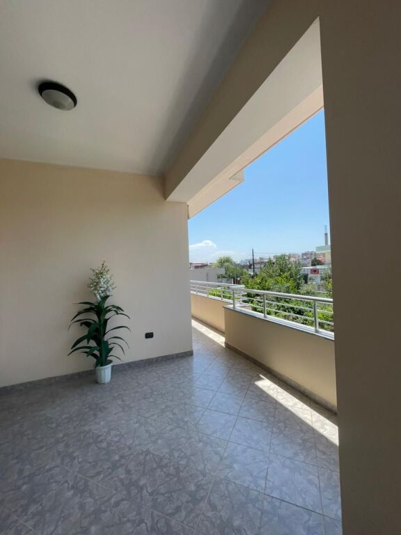 Villa su 3 piani 2+1+2 In Affitto sulla Spiaggia Ferroviaria, Durrës