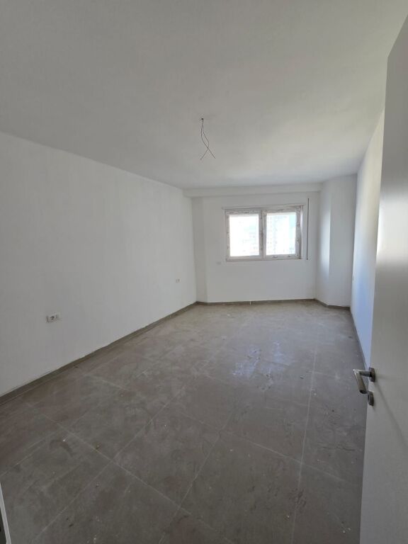 📌 Zyrë me Qira – Donika Center, Prane Qendrës