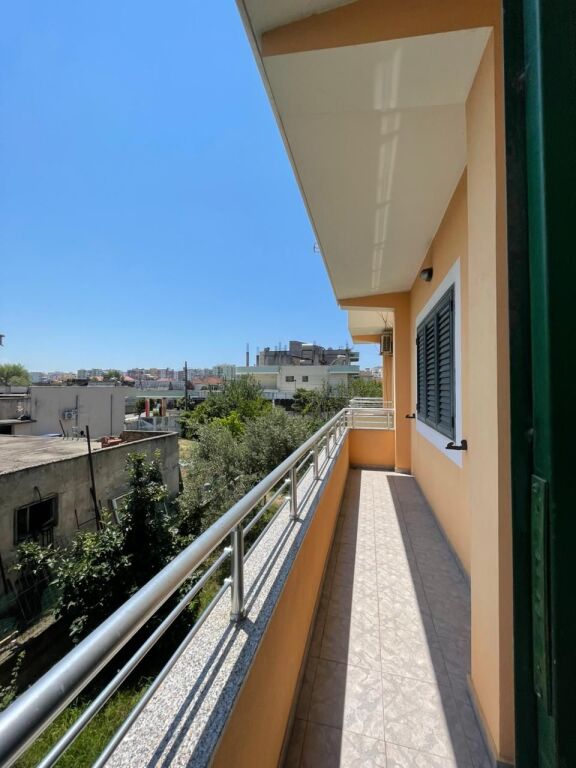 Villa su 3 piani 2+1+2 In Affitto sulla Spiaggia Ferroviaria, Durrës