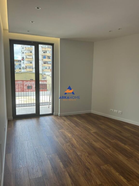 JEPET ME QERA AMBJENT 116M2 "RRUGA E KOSOVARVE, AFER OLIMPIKUT" 1700 EURO