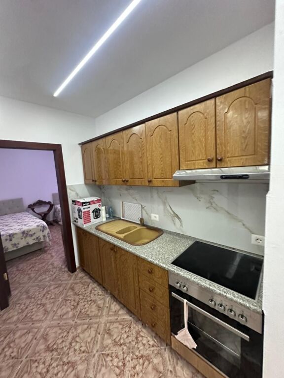 Apartamenti disponon 2 dhoma gjumi, 2 tualete, 1 ambjent ndenje, kuzhine dhe 1 ballkon, ndodhet ne katin 2 me ashensor.