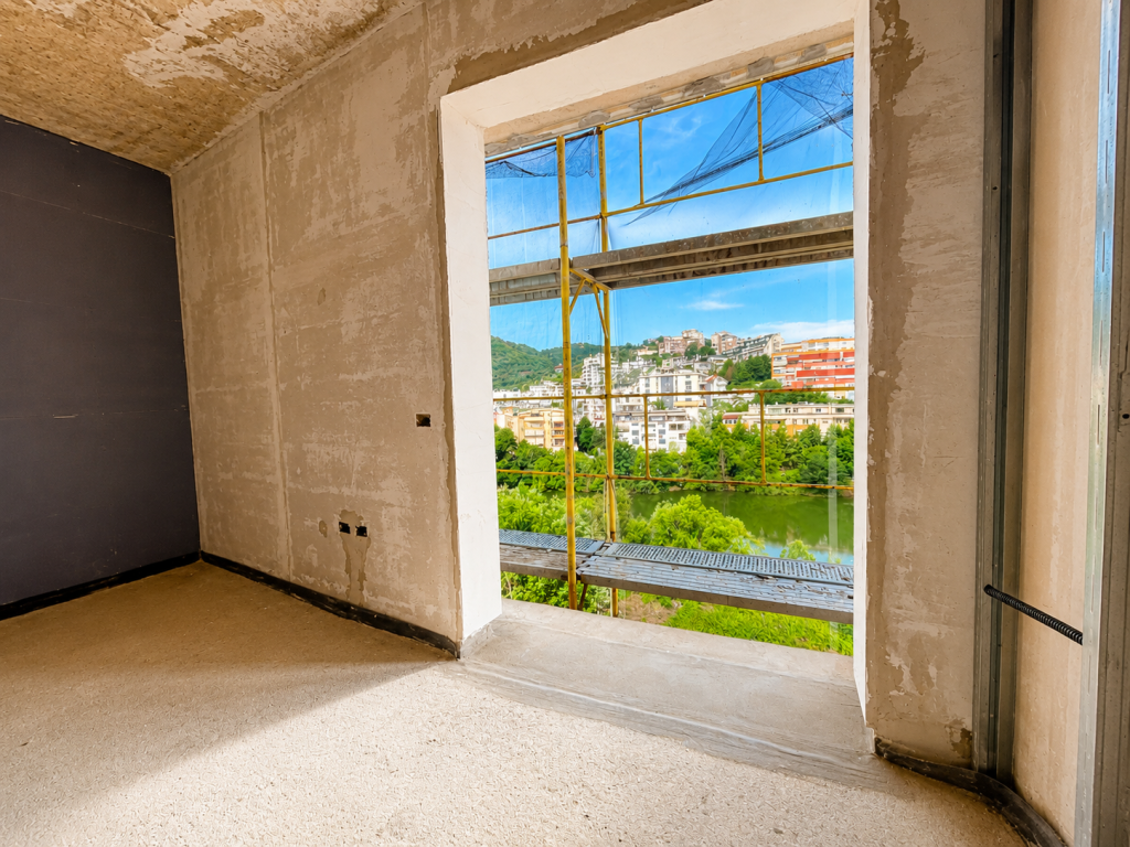 Shitet Penthouse tek Liqeni i Thate