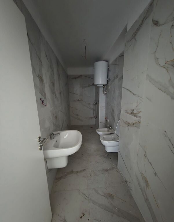 📌 Zyrë me Qira – Donika Center, Prane Qendrës