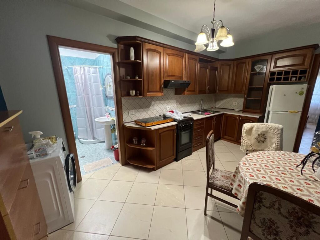 Jepet me qera apartament 1+1 i mobiluar për 50 000 lekë/muaj