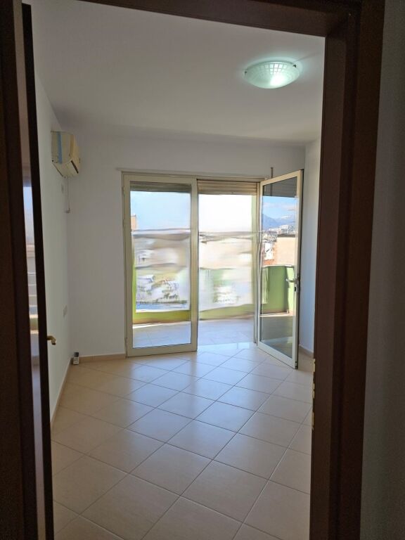 Jepet me qira apartament – Rruga e Elbasanit !