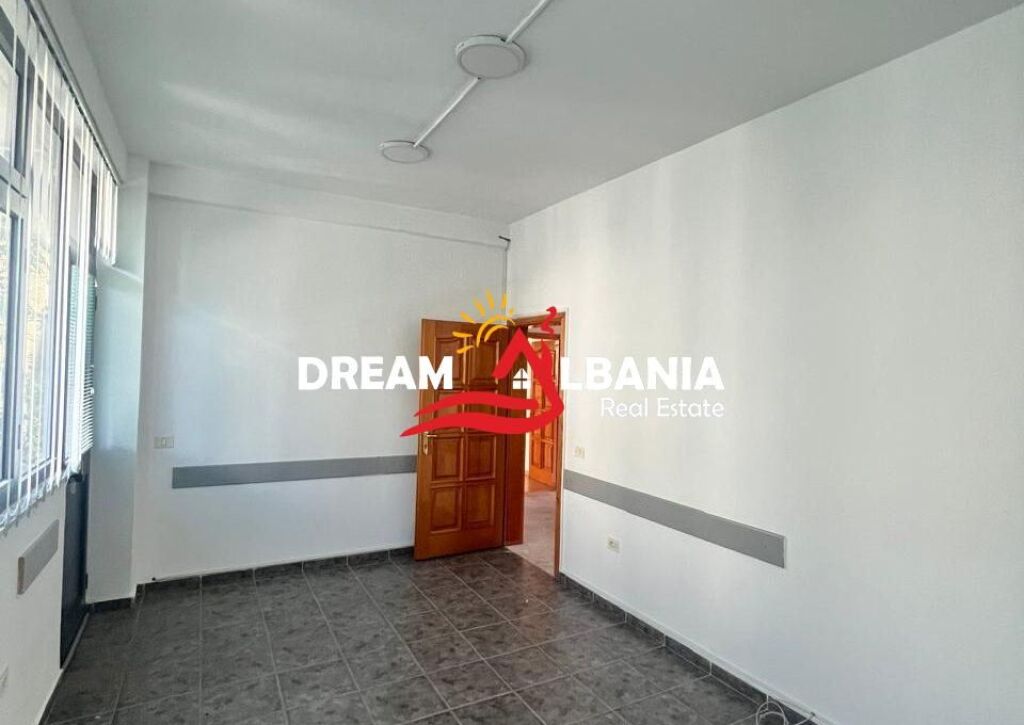 Jepet dy ambiente biznesi me qera  te oxhaku prane kompleksit ASL (ID 42711176 )