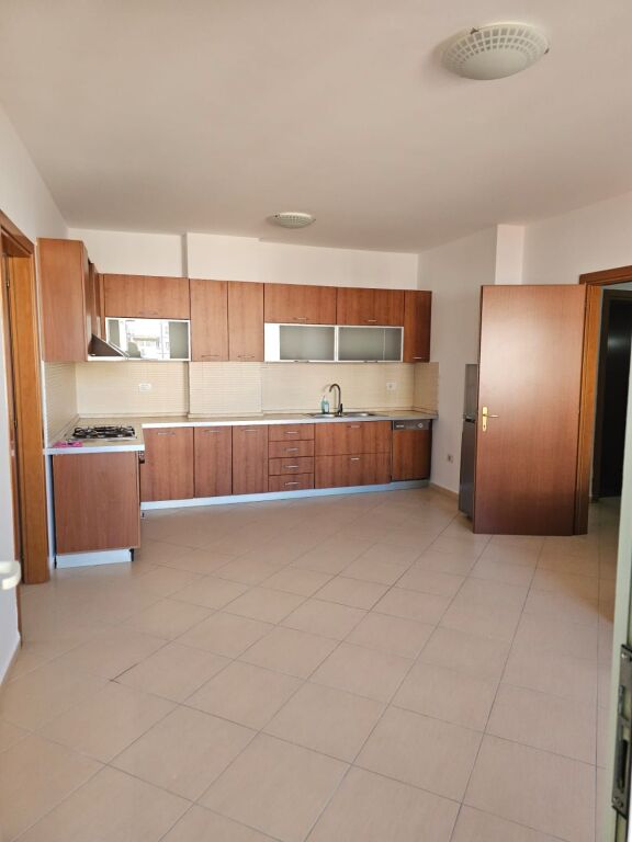 Jepet me qira apartament – Rruga e Elbasanit !