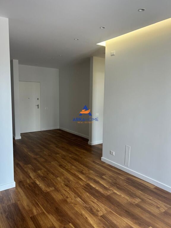JEPET ME QERA AMBJENT 116M2 "RRUGA E KOSOVARVE, AFER OLIMPIKUT" 1700 EURO