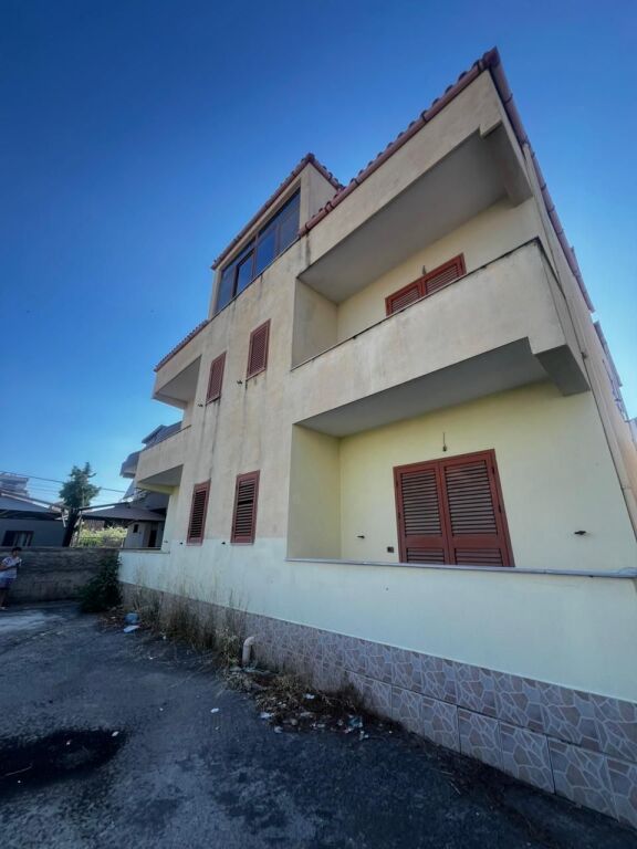 VILLA STATALE SU 3 PIANI NEL QUARTIERE 13 SPIAGGIA, DURRES