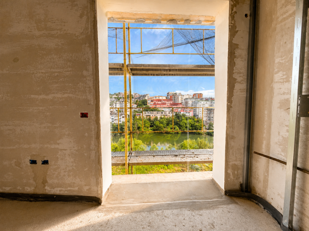 Shitet Penthouse tek Liqeni i Thate