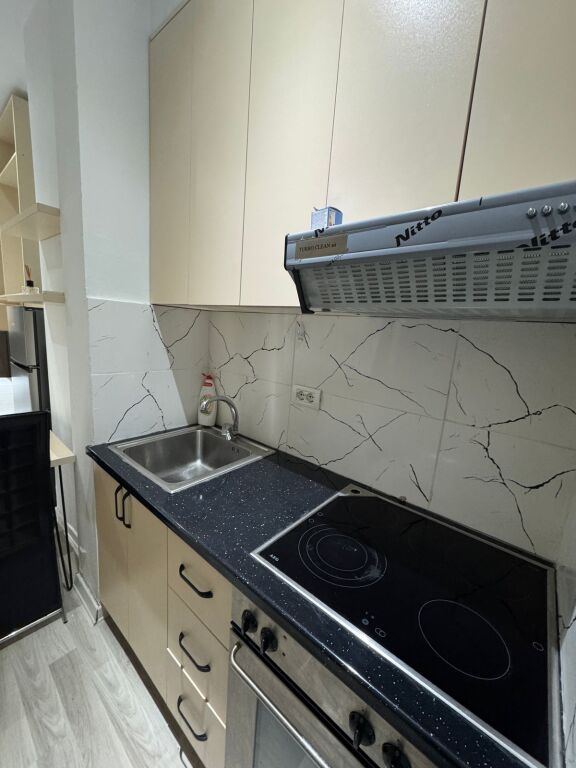 JEPET ME QIRA APARTAMENT 1+1 📍 Rruga Myrteza Topi – Pranë Rrugës së Barrikadave, Tiranë