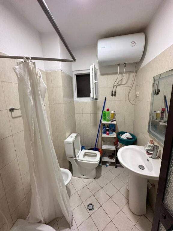 VENDESI APPARTAMENTO 1+1 NELLA ZONA DELLA FERROVIA SPIAGGIA, DURRËS
