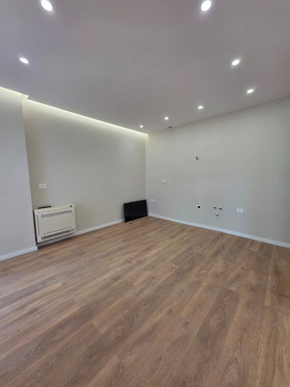 Shitet ,Apartament 1+1, Komuna e Parisit, Tirane. CITY68894