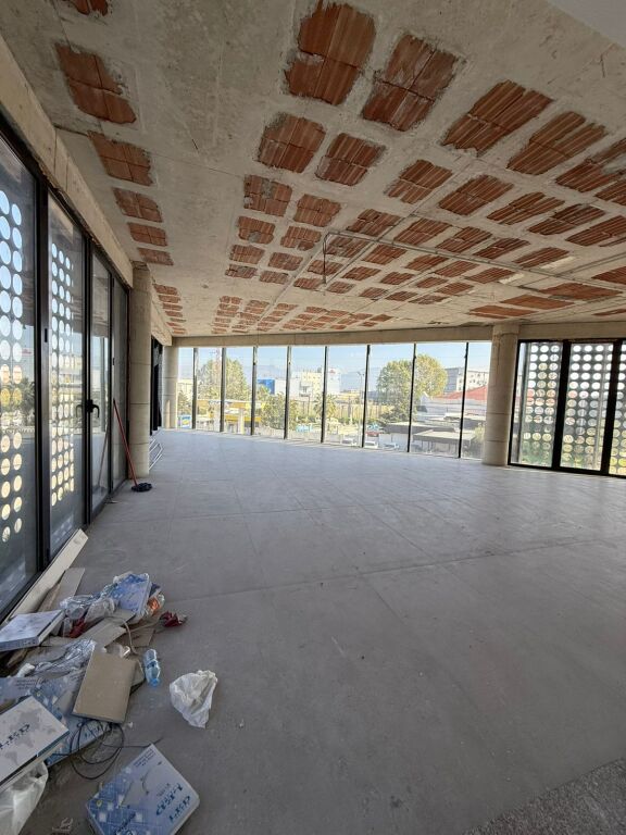 🏢 Godinë Biznesi me Qira – Autostrada Tiranë–Durrës (pranë Doganës)
