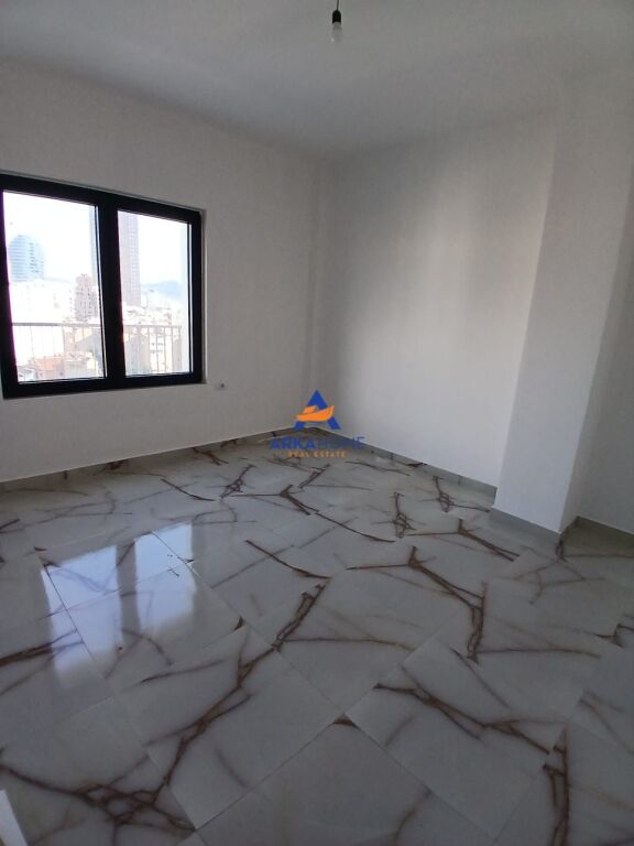 AFFITTASI APPARTAMENTO 3+1+VERANDA "VIA BARRICATA" 140.000 LEKE
