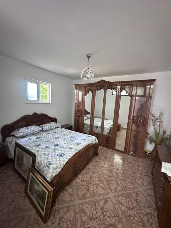 Apartamenti disponon 2 dhoma gjumi, 2 tualete, 1 ambjent ndenje, kuzhine dhe 1 ballkon, ndodhet ne katin 2 me ashensor.
