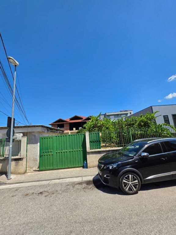 FOR SALE: Land (500m²) + Private House (341m²) 📍LAPRAKË – 200m Behind the Military Hospital | Direct Access to the Ring Road &amp; Highway 🛣️ 350,000€ ✨️