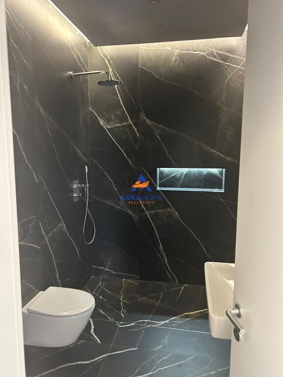JEPET ME QERA AMBJENT 116M2 "RRUGA E KOSOVARVE, AFER OLIMPIKUT" 1700 EURO