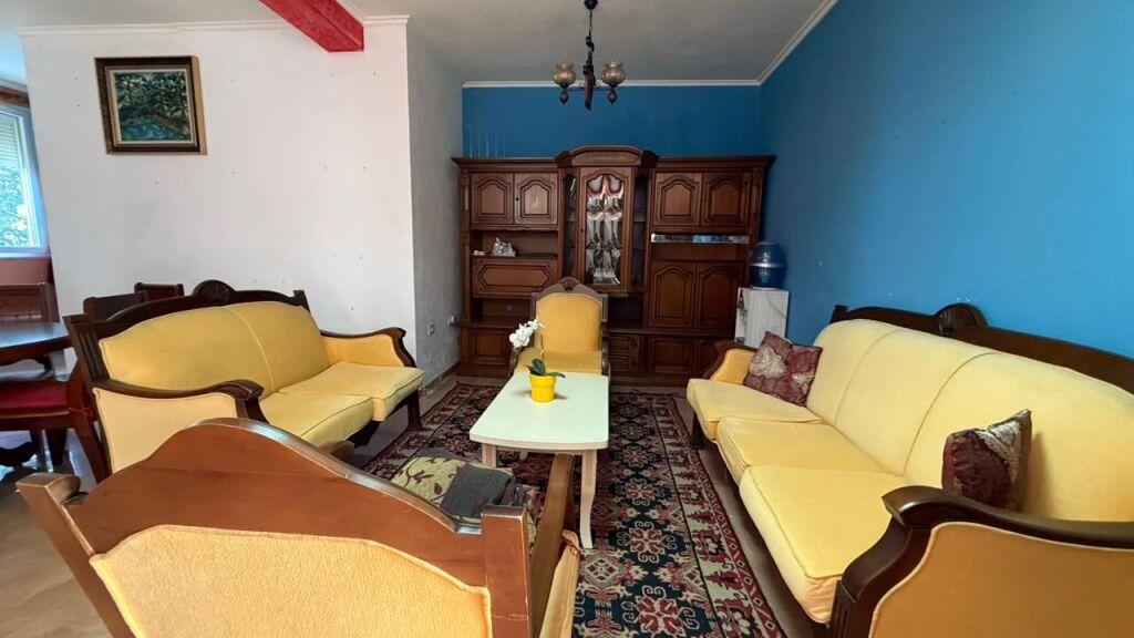 Vilë 3-katëshe per shitje pranë Liqenit të Farkës