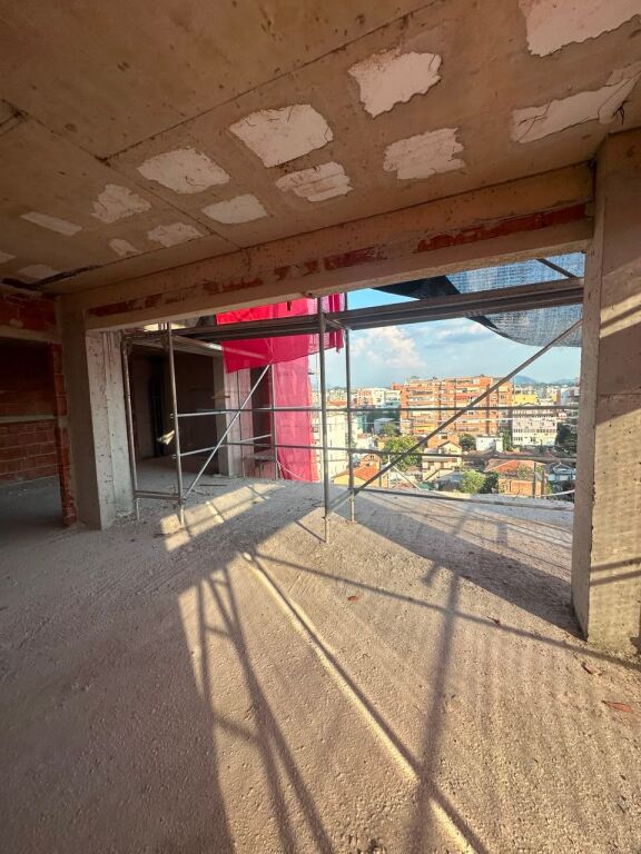 SHITET APARTAMENT 1+1 ME VERANDE PRANE SHKOLLES KUQE - Widok 3