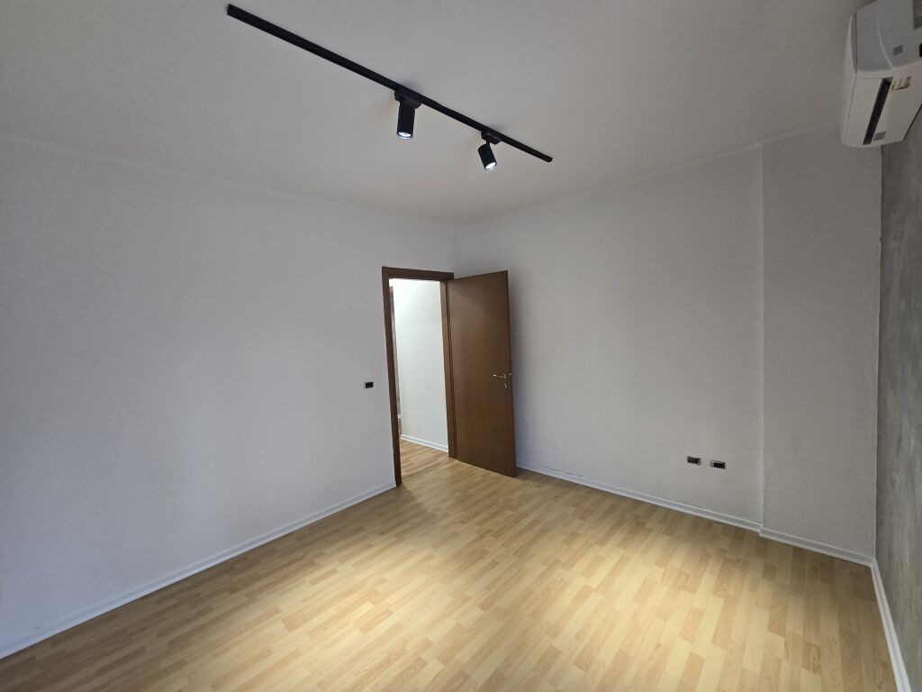 🏢 JEPET ME QIRA AMBIENT ZYRASH NË QENDËR – TEK 9-KATËSHI
