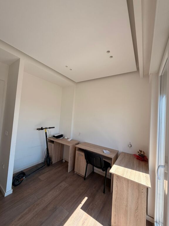 🏢 JEPET ME QIRA AMBIENT PËR ZYRA 📍 Pranë Hotel Mondial – Tiranë