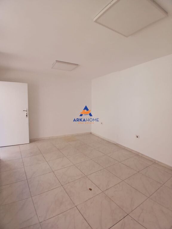 LOCALE COMMERCIALE IN AFFITTO 25M2 "VIA FORTUZI" 50.000 LEKE