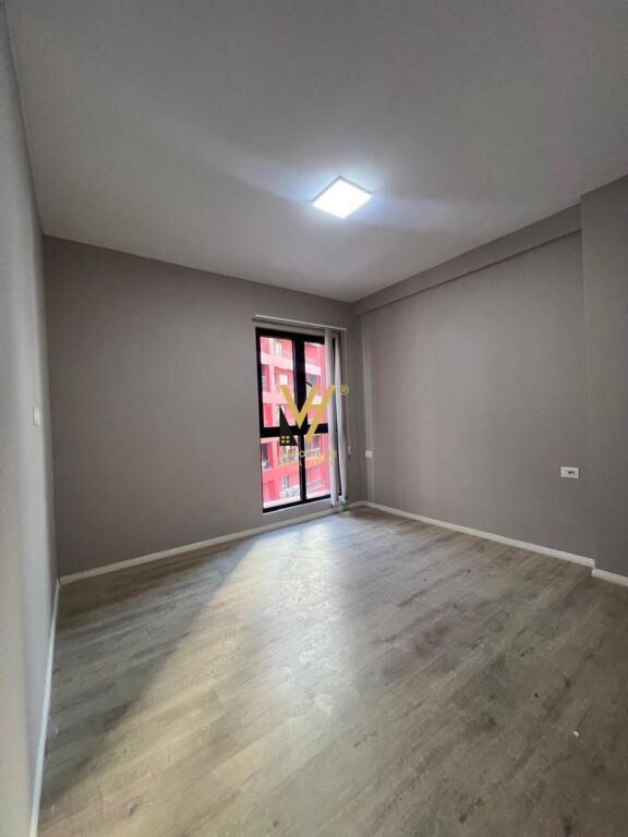JEPET ZYRE 133 M2 ME QIRA TE FARMACIA 10, RRUGA E DIBRES 920 EURO
