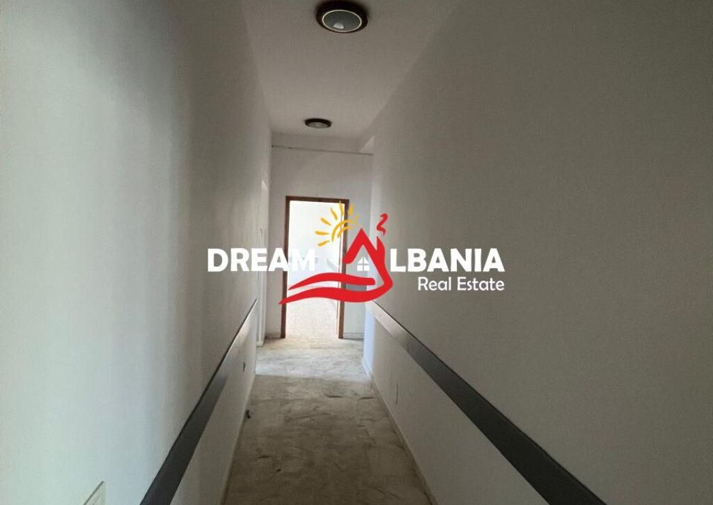 Jepet dy ambiente biznesi me qera  te oxhaku prane kompleksit ASL (ID 42711176 )