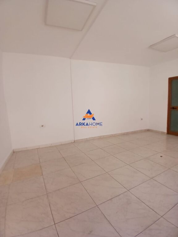 LOCALE COMMERCIALE IN AFFITTO 25M2 "VIA FORTUZI" 50.000 LEKE