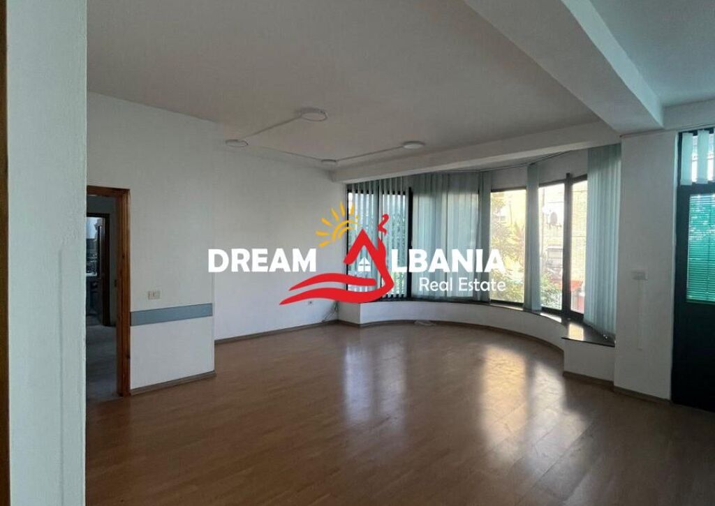 Jepet dy ambiente biznesi me qera  te oxhaku prane kompleksit ASL (ID 42711176 )