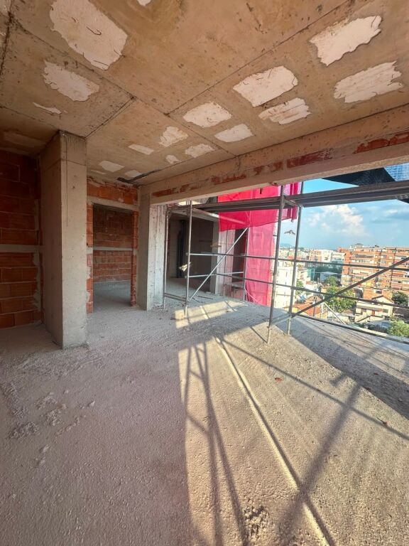 SHITET APARTAMENT 1+1 ME VERANDE PRANE SHKOLLES KUQE - Widok 5