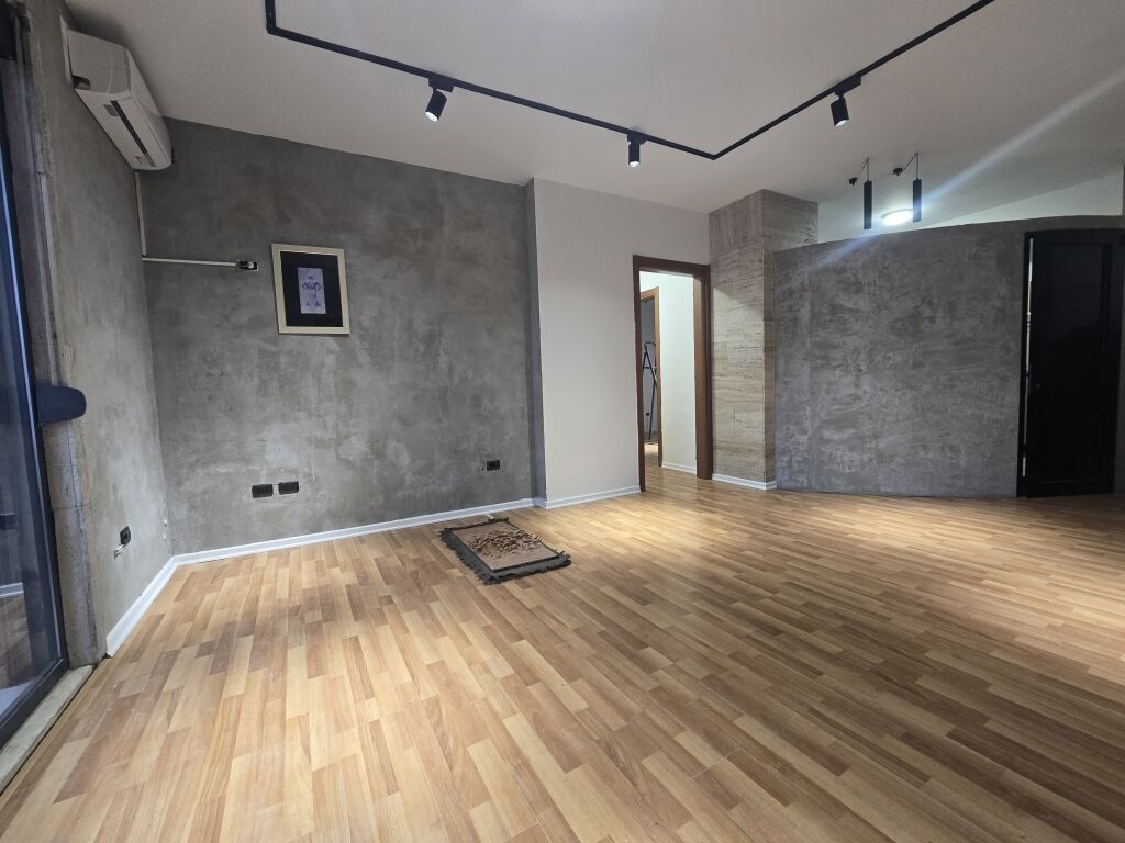 🏢 JEPET ME QIRA AMBIENT ZYRASH NË QENDËR – TEK 9-KATËSHI