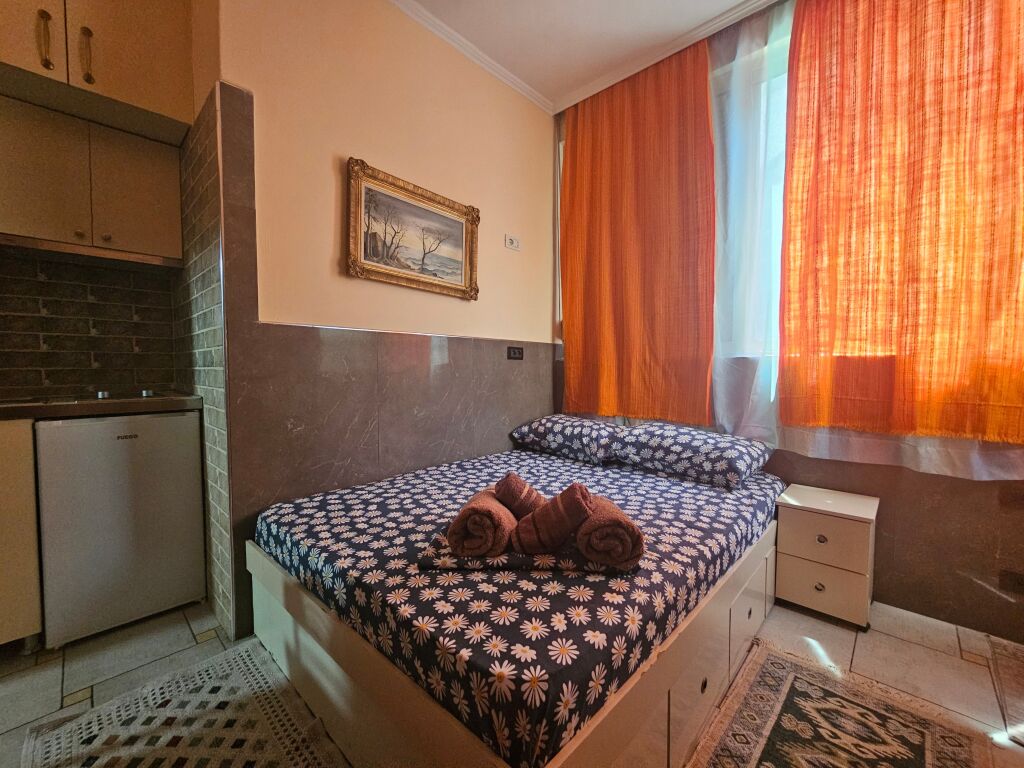 Monolocale completo con internet, vicino a Konkord, via 5 Maji