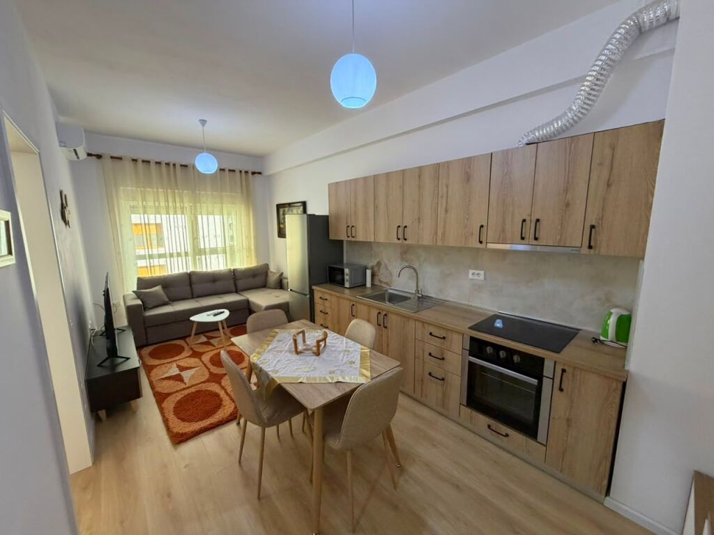 🏡 Jepet me Qira Apartament 1+1  📍 Vendndodhja: Ali Demi, Kompleksi Kadiu💰 Çmimi: 40,000 Lekë/Muaj