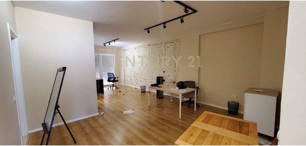 Office Apartment for Rent in the Commune of Paris – 4 Work Spaces!