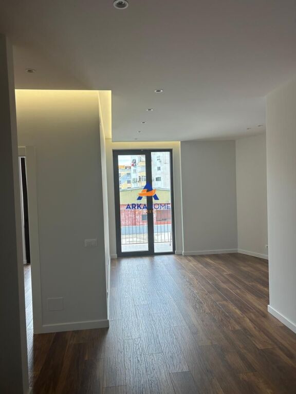 JEPET ME QERA AMBJENT 116M2 "RRUGA E KOSOVARVE, AFER OLIMPIKUT" 1700 EURO