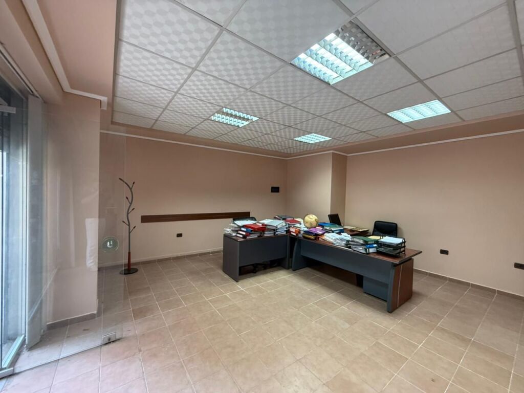 Shitet Njësi Biznesi, Komuna e Parisit, Tirane