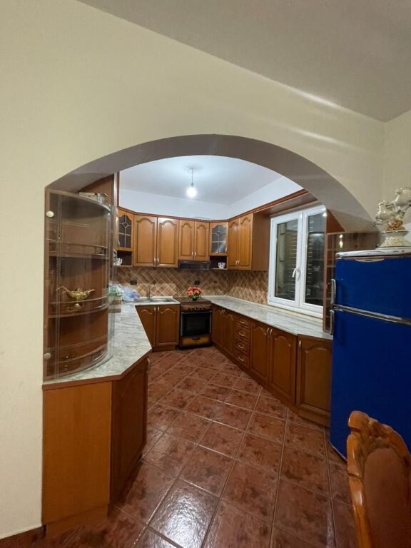 Villa su 3 piani 2+1+2 In Affitto sulla Spiaggia Ferroviaria, Durrës
