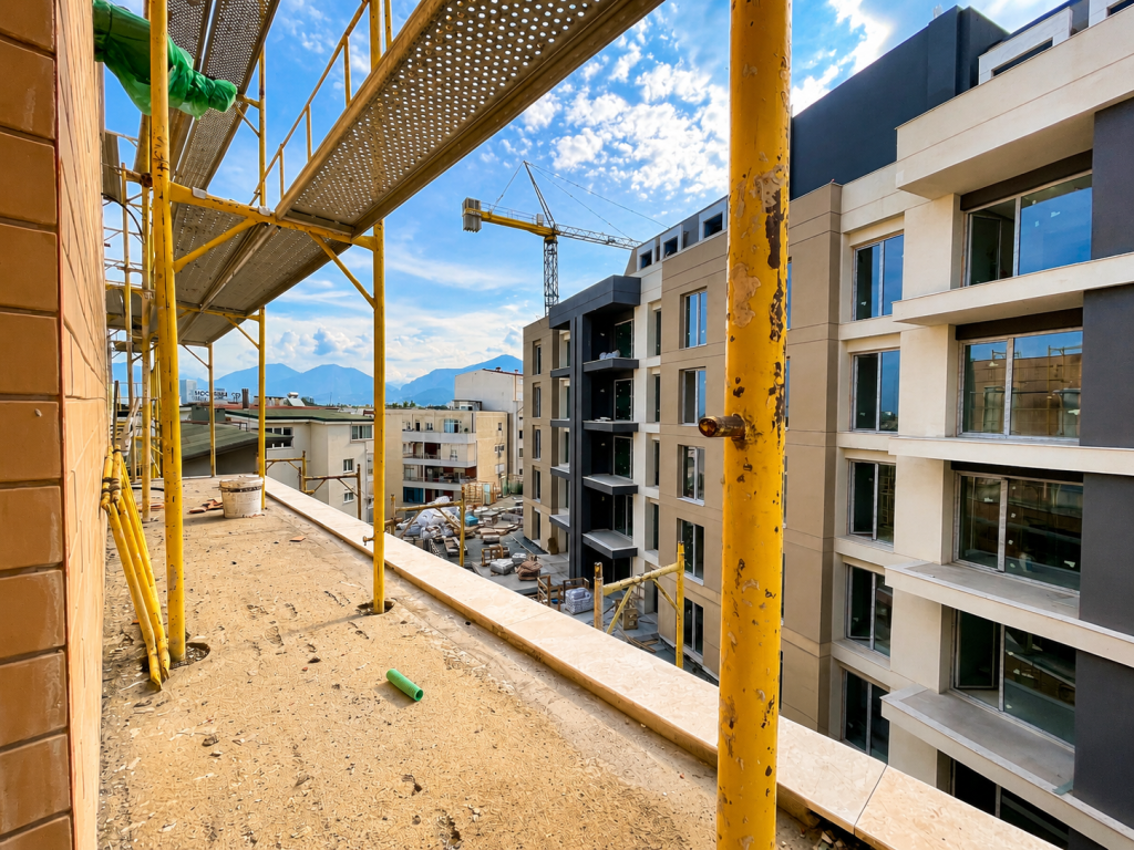 Shitet Penthouse tek Liqeni i Thate